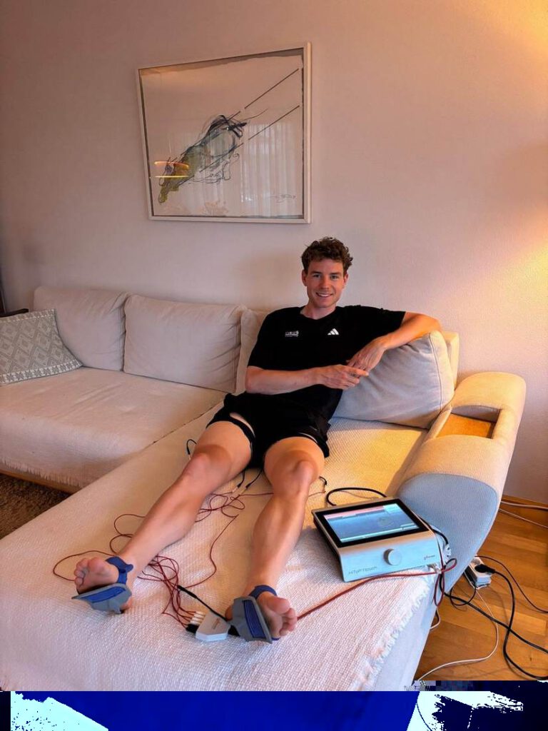 Profi-Radsportler von Team Ineos Grenadiers bei der Anwendung des HiToP-Geräts zur Regeneration