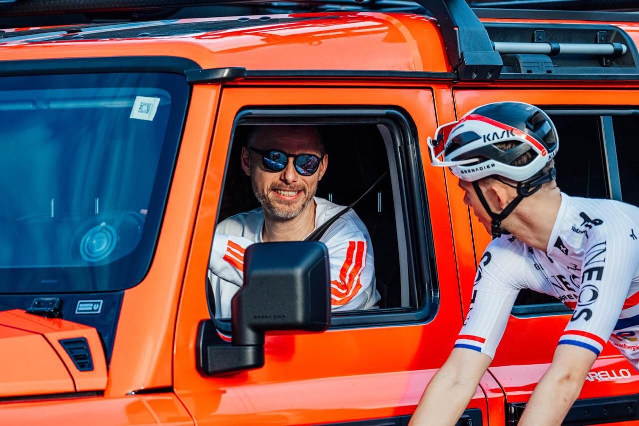 Christian Knees als Sportlicher Leiter im Renneinsatz, Team Netcompany INEOS